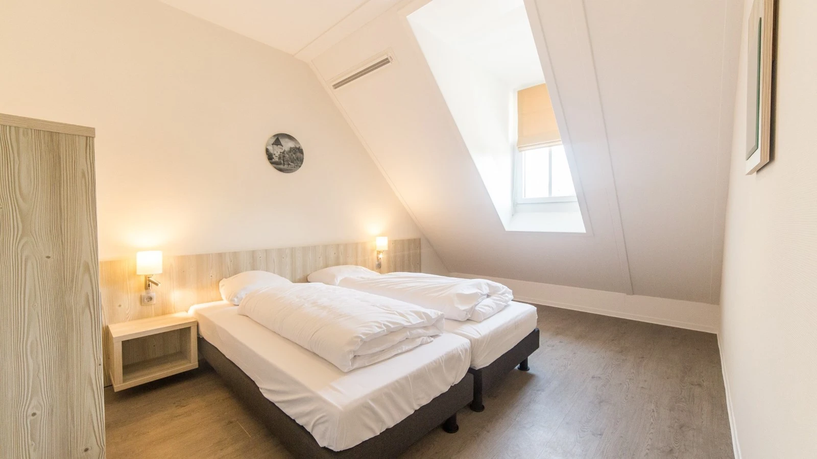 Een van de slaapkamers op de bovenste etage van het appartement bij Dormio Maastricht